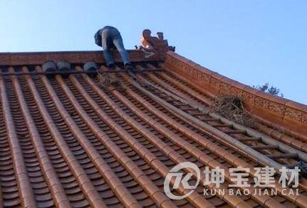 農(nóng)村屋頂蓋琉璃瓦的坡度多少？多少錢一塊？安裝步驟是什么？