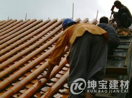農(nóng)村屋頂蓋琉璃瓦的坡度多少？多少錢一塊？安裝步驟是什么？